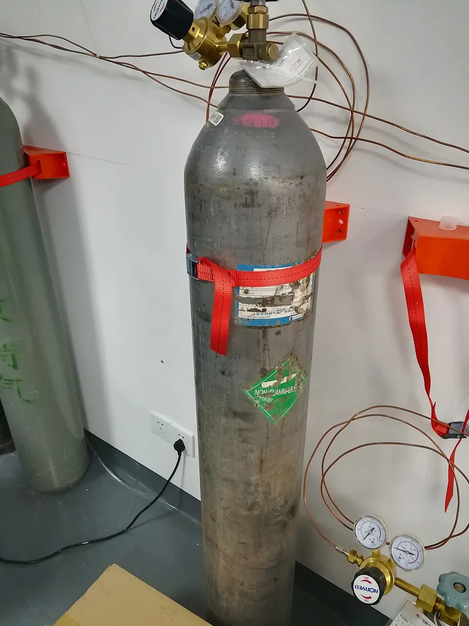 Bình CO2 được đai cố định chắc chắn vào tường để đảm bảo an toàn.
