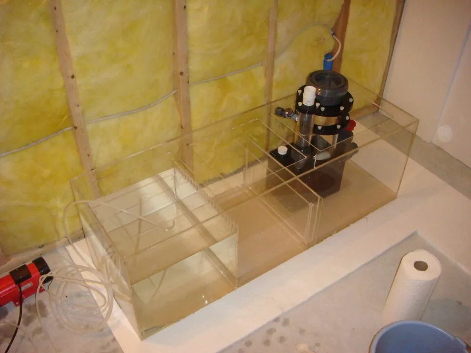 Hệ lọc tràn dưới tủ dạng bể sump acrylic nhiều ngăn đang lắp.