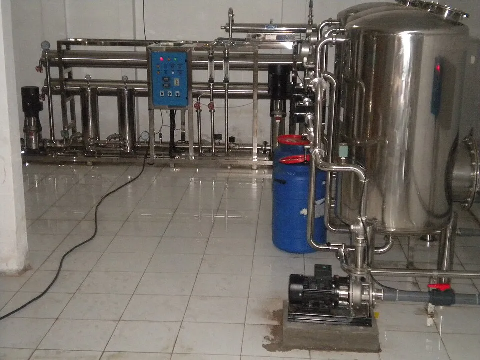 Hệ thống máy lọc RO công suất lớn với bình áp và bơm cao áp.