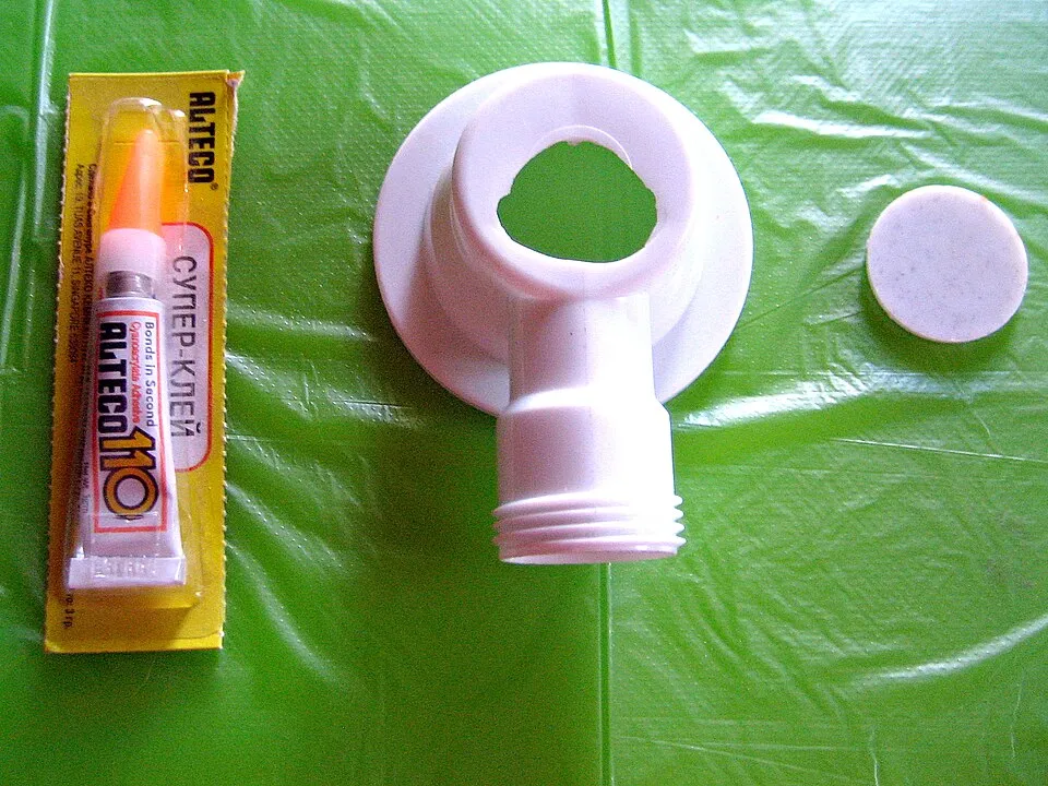 Tuýp keo siêu tốc (superglue) dùng để dán các chi tiết lại với nhau.